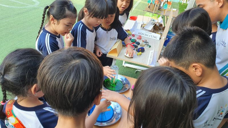 Thí nghiệm khoa học tại Trường tư thục tphcm ISP schools