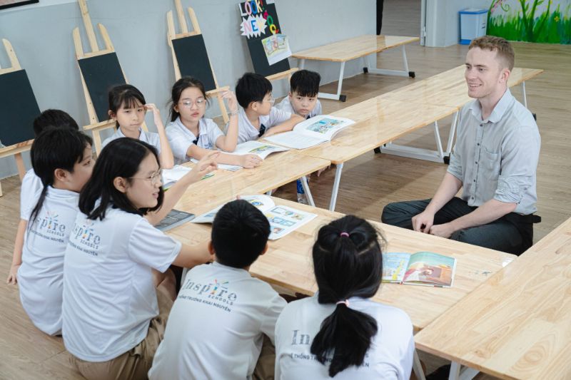 chuong trinh day hoc cho be 5 tuoi co tieng anh giup be phat trien